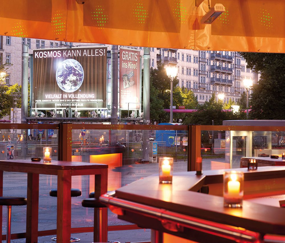 Der Outdoorpavillon mit Sicht auf die Karl-Marx-Allee Der Outdoorpavillon mit Sicht auf die Karl-Marx-Allee