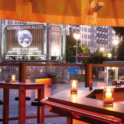 Der Outdoorpavillon mit Sicht auf die Karl-Marx-Allee