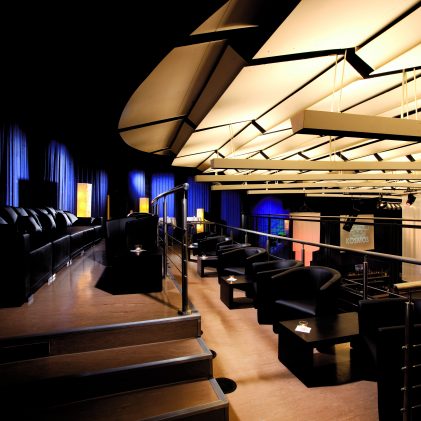 Die KOSMOS-Lounge mit Blick in den Saal 1