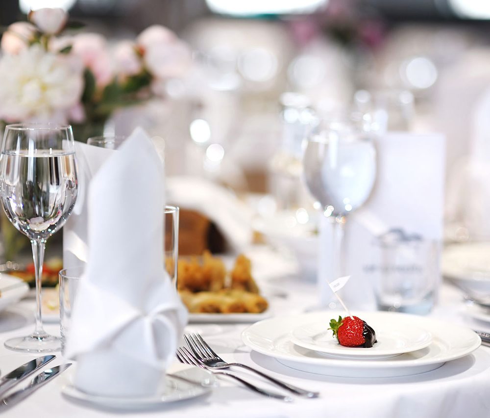 Bankette im KOSMOS für jeden Anspruch. Beispiel für Tischeindeckung bei Bankettveranstaltungen für jeden Anspruch.