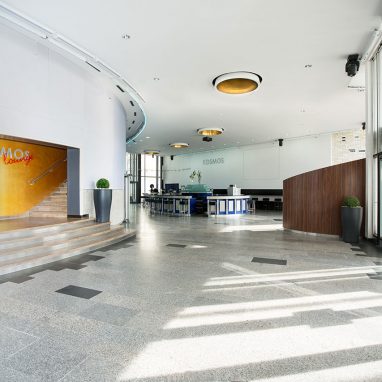 Das Foyer mit Blick auf die Bar im Foyer