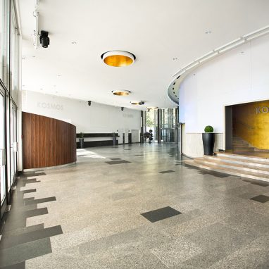 Foyer des KOSMOS mittig mit Blick auf den Zugang der KOSMOS-Lounge