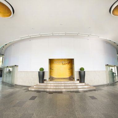 Foyer des KOSMOS mittig mit Blick auf den Zugang der KOSMOS-Lounge