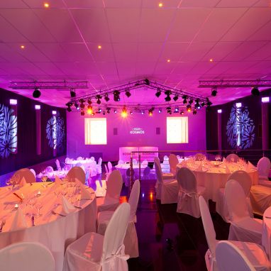 Saal 5 mit Banekttbestuhlung für eine Dinnerveranstaltung