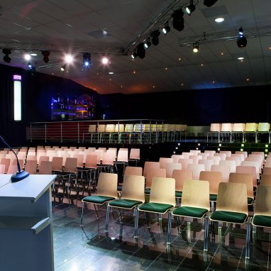 Blick in den Saal 5 mit Reihenbestuhlung