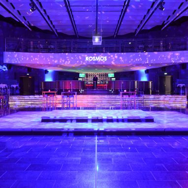 Saal 1 mit Blick auf die Bar und die KOSMOS-Lounge