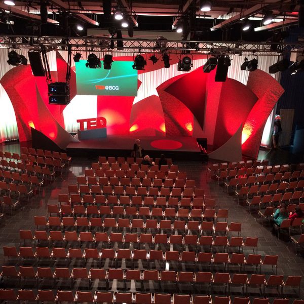 Saal 1 (Hauptsaal) Der Saal 1 (Hauptsaal) mit Reihenbestuhlung bis 900 Personen.