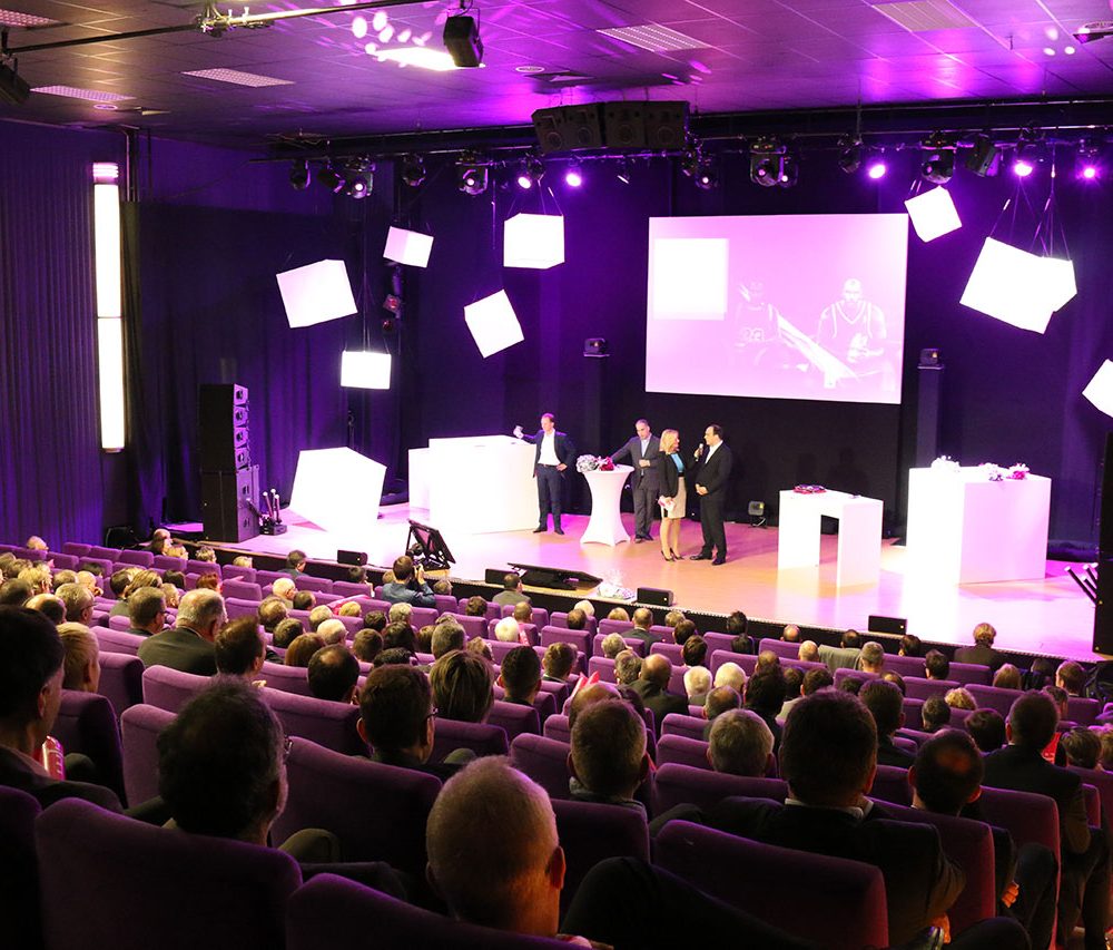 Professionelle Bühne für Produktionen, Schulungen und Aufführungen im Saal 6