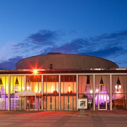 Aussenansicht des KOSMOS mit Pavillon