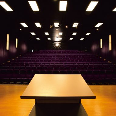 Saal 6 als professionelle Bühne für Produktionen, Schulungen und Aufführungen