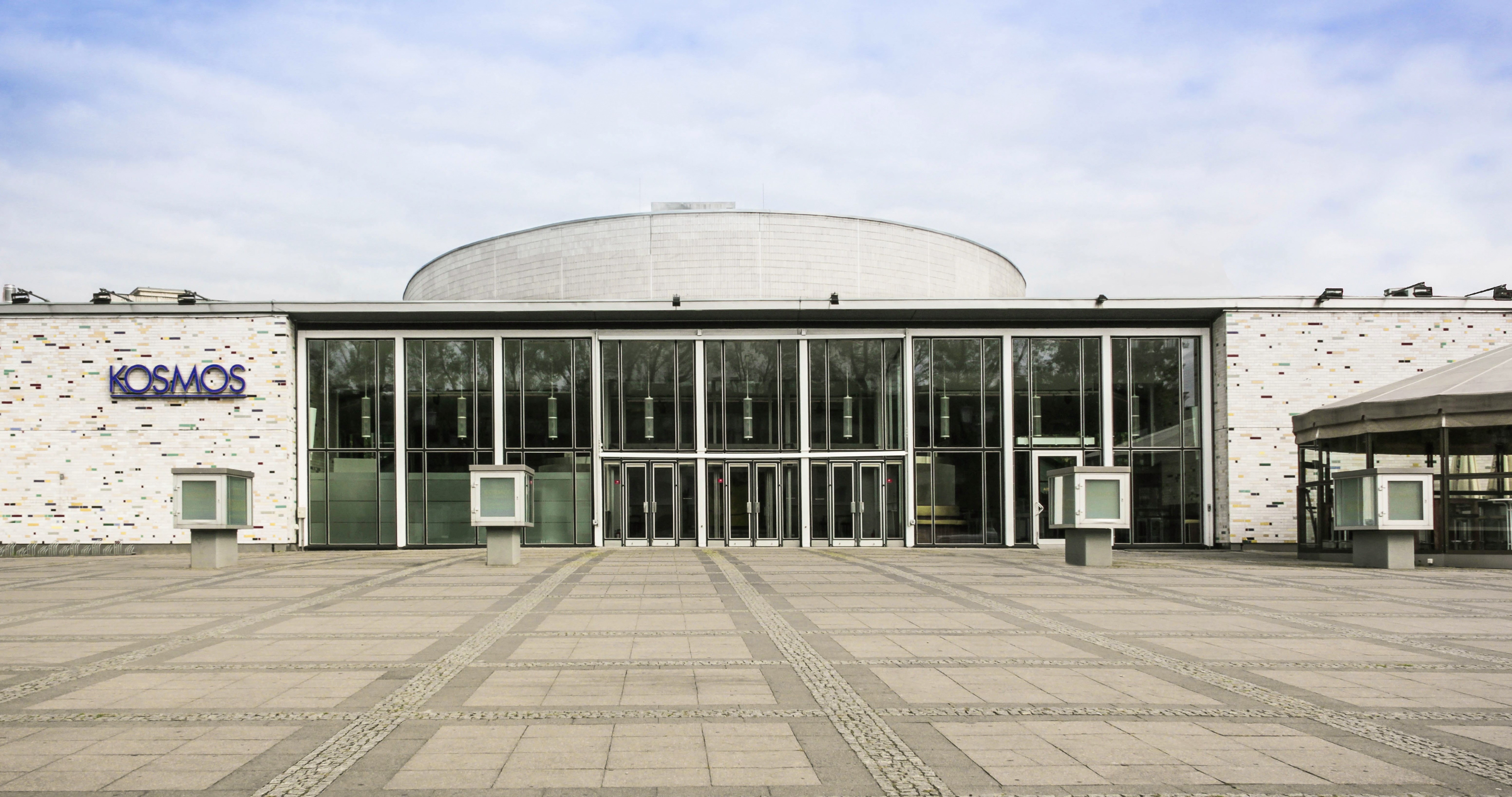 Aussenansicht des KOSMOS Berlin mit seiner historischen Fassade.