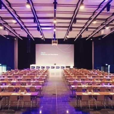 Saal 1 (Hauptsaal) mit parlamentarischer Bestuhlung für bis zu 450 Personen.