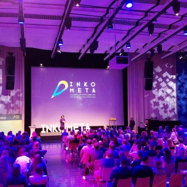 KOSMOS Saal 1 (Hauptsaal) mit Reihenbestuhlung für bis zu 900 Personen und Lichttechnik (Beispiel)