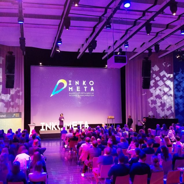 KOSMOS Saal 1 (Hauptsaal) mit Reihenbestuhlung für bis zu 900 Personen und Lichttechnik (Beispiel)