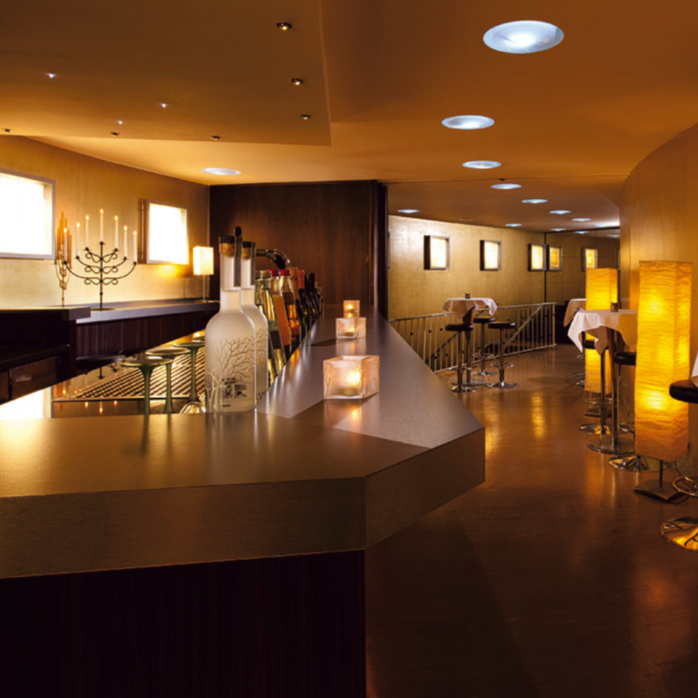 Lounge mit Bar Die KOSMOS Lounge mit Bar und Sitzgelegenheiten für bis zu 120 Personen.