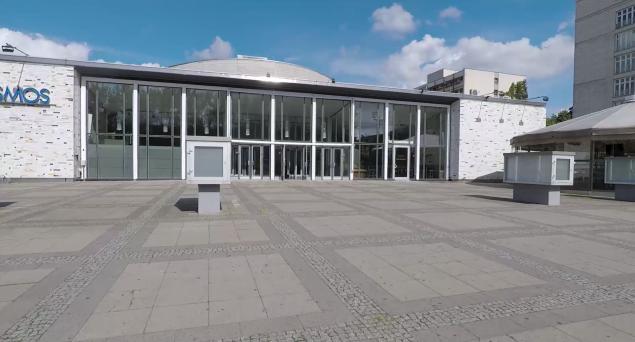 Das KOSMOS Berlin Frontansicht mit großem dazugehörigen Platz und der Outdoorarea.