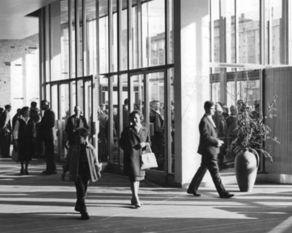 Das KOSMOS - historische Architektur. Das KOSMOS - historische Architektur. Momentaufnahme des Eingangsbereiches aus den 1960er Jahren.