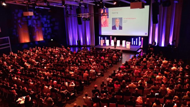 Der Hauptsaal mit Reihenbestuhlung und Ambientebeleuchtung. Der Hauptsaal mit Reihenbestuhlung und Ambientebeleuchtung.