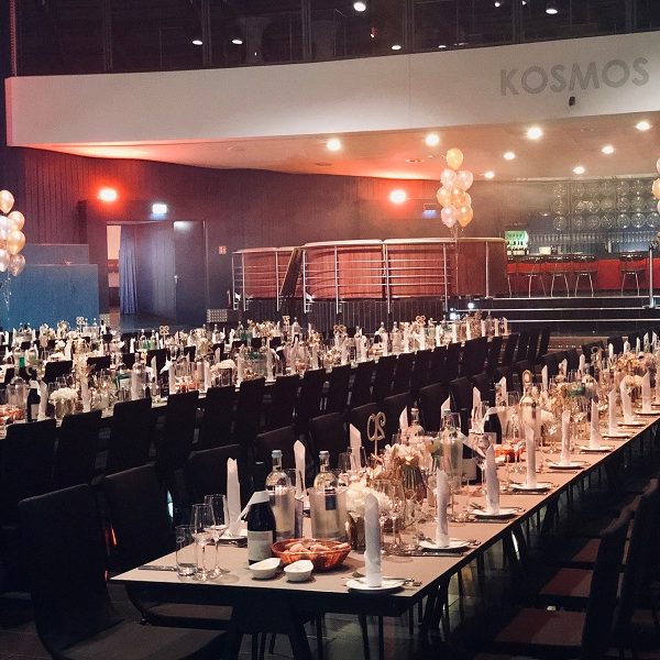 KOSMOS Saal 1 (Hauptsaal) bei einer Abendveranstaltung mit Bankettbestuhlung für bis zu 400 Personen.