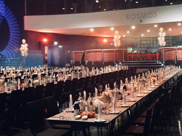 KOSMOS Saal 1 (Hauptsaal) bei einer Abendveranstaltung mit Bankettbestuhlung für bis zu 400 Personen.