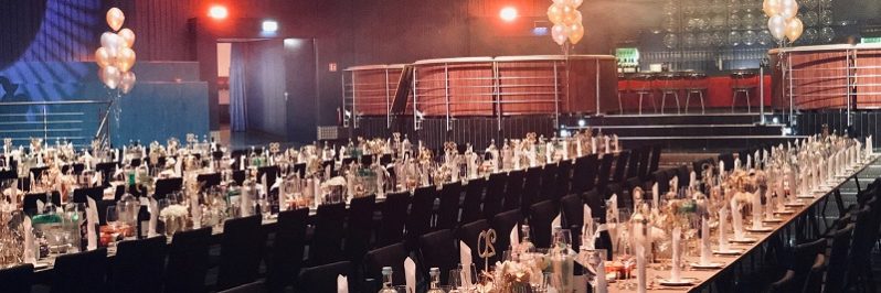 KOSMOS Saal 1 (Hauptsaal) bei einer Abendveranstaltung mit Bankettbestuhlung für bis zu 400 Personen.