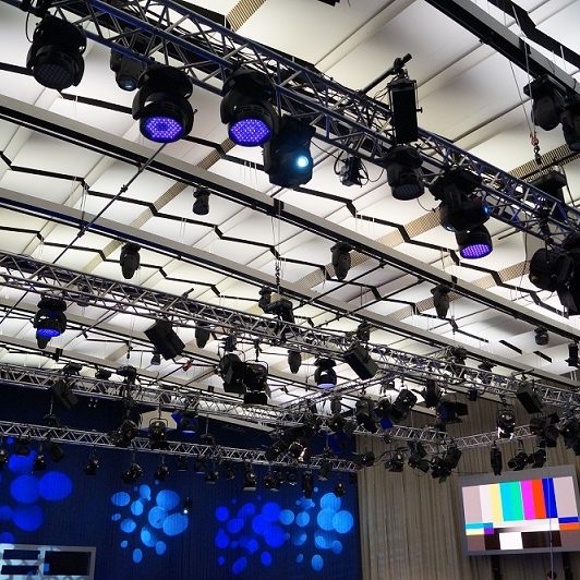 KOSMOS Saal 1. Modernste Licht- und Videotechnik im Saal 1.