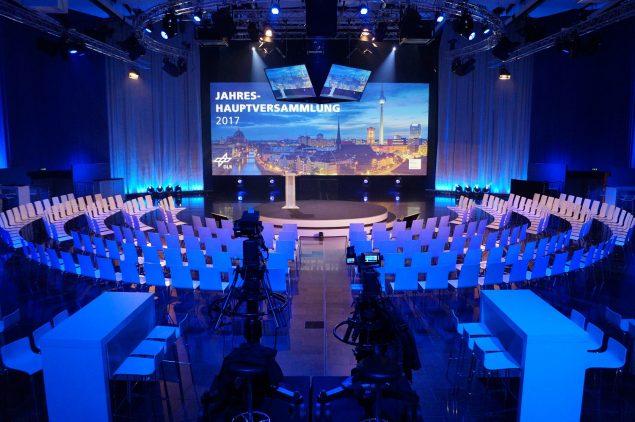 Der Saal 1 mit halbrunder Bestuhlung und Kameratechnik. Der Saal 1 mit halbrunder Bestuhlung und Kameratechnik.