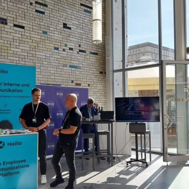 Das Foyer als Ausstellungsfläche mit Verbindung zum Outdoorbereich.