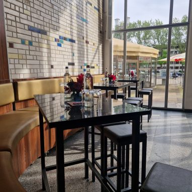 Das Foyer mit Blick auf den Outdoorbereich und den Outdoorpavillon.