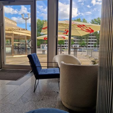 Das Foyer mit Blick auf den Outdoorbereich und den Outdoorpavillon.