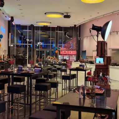 Das Foyer mit Stehtischen.