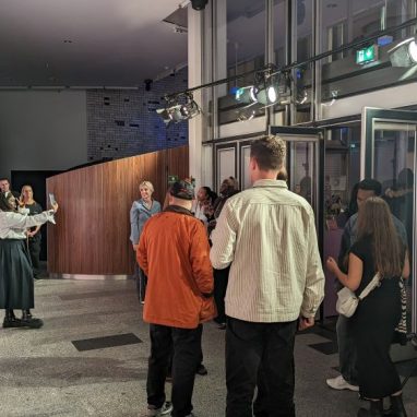 Das Foyer als Empfangsbereich für eine Veranstaltung.