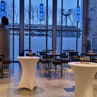 Das Foyer mit Stehtischen.