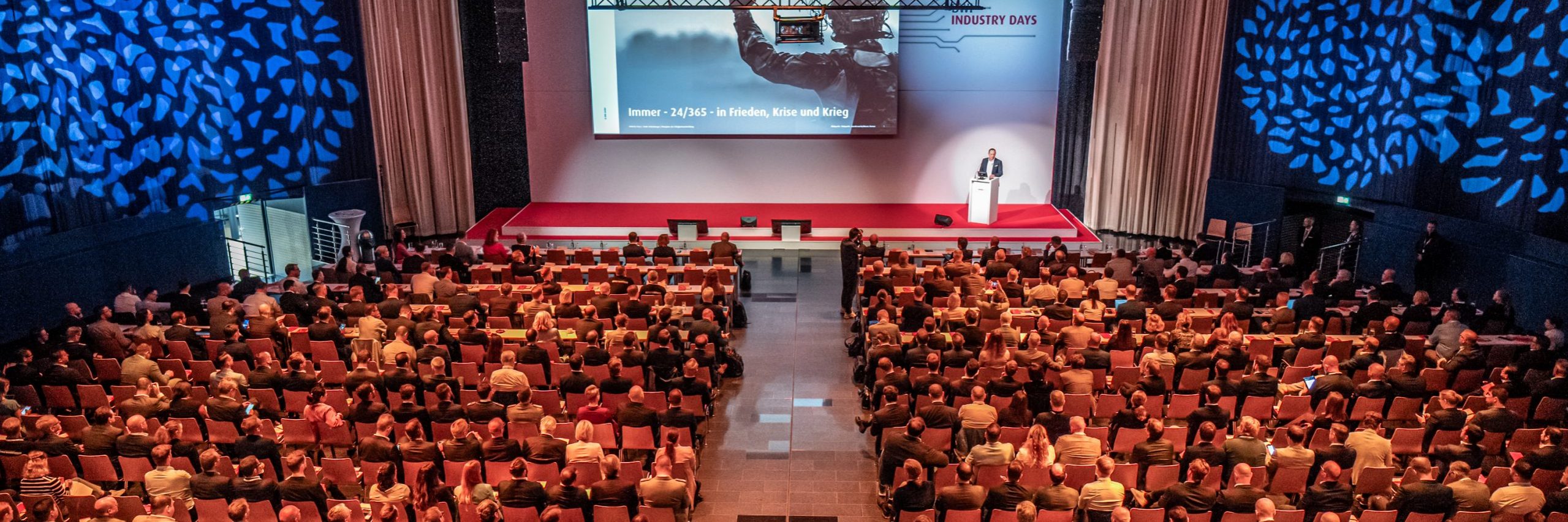 Der Saal 1 mit Reihensbestuhlung mit einer Großveranstaltung.
