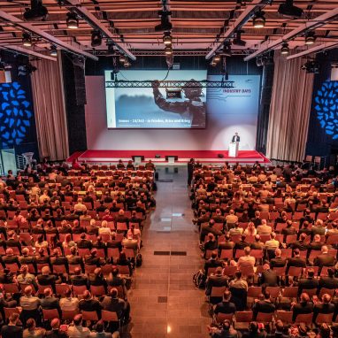 Der Saal 1 mit Reihensbestuhlung mit einer Großveranstaltung.