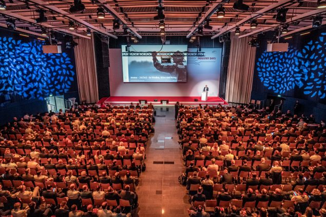 Der Saal 1 mit Reihensbestuhlung mit einer Großveranstaltung.