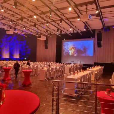 Der Saal 1 mit parlamentarischer Bestuhlung und stimmungsvoller Beleuchtung.