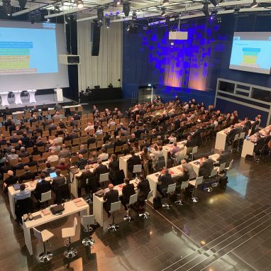 Der Saal 1 mit Reihenbestuhlung und parlamentarischer Bestuhlung.