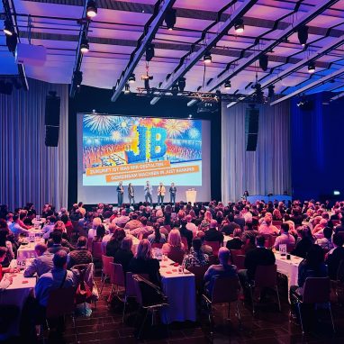 Der Saal 1 genutzt als Firmenpräsentation.