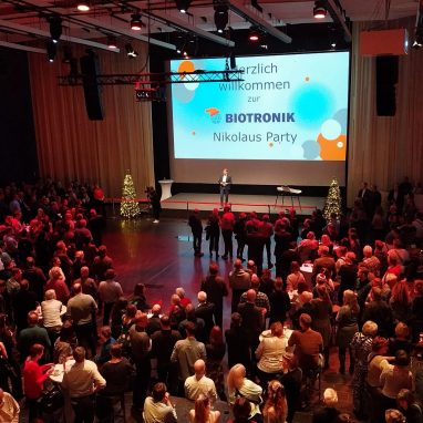 Der Saal1 mit einer Stehveranstaltung.