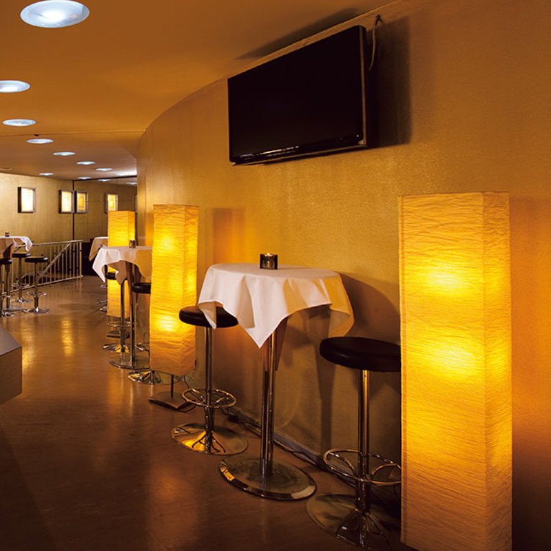 Exklusive Lounge für Events und Meetings in Berlin Die Kosmos-Lounge mit Bar und Stehtischen.