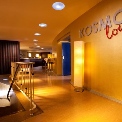 Das Kosmos Lounge mit Aufgang und Durchgang zur VIP Area.