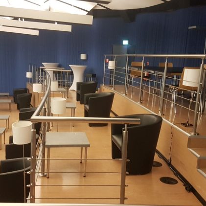 KOSMOS-Lounge mit Blick auf den Saal 1.